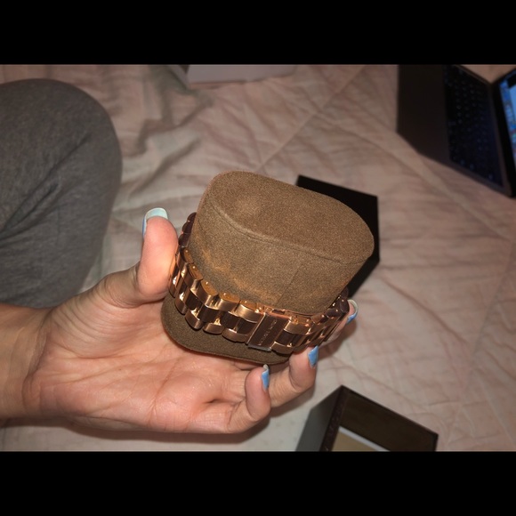 Michael Kors runway rose gold watch - Picture 4 of 7